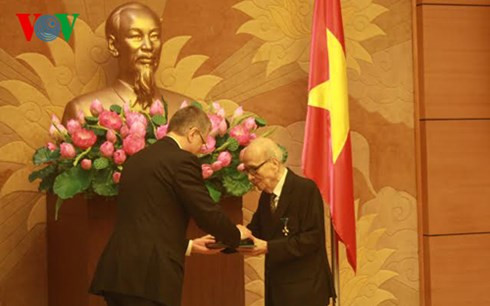 Chủ tịch Quốc hội Kover Laszlo trao Huân chương Hiệp sĩ do Tổng thống Hungary trao tặng Giáo sư Vũ Khiêu Chủ tịch Quốc hội Kover Laszlo trao Huân chương Hiệp sĩ do Tổng thống Hungary trao tặng Giáo sư Vũ Khiêu