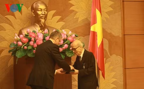 Chủ tịch Quốc hội Kover Laszlo trao Huân chương Hiệp sĩ do Tổng thống Hungary trao tặng Giáo sư Vũ Khiêu