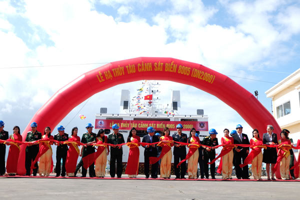 Phó Thủ tướng Nguyễn Xuân Phúc cùng lãnh đạo Bộ Quốc phòng, CSB Việt Nam cắt băng hạ thủy tàu Cảnh sát biển 8005.