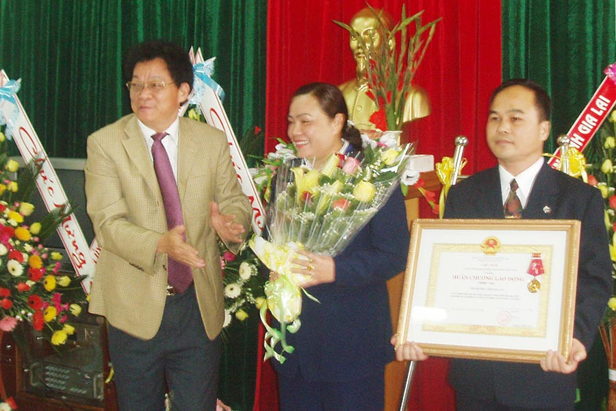  Đón nhận Huân chương Lao động hạng nhất.