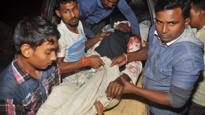 Một người bị thương trong vụ tấn công được đưa đi cấp cứu (Ảnh: AP)