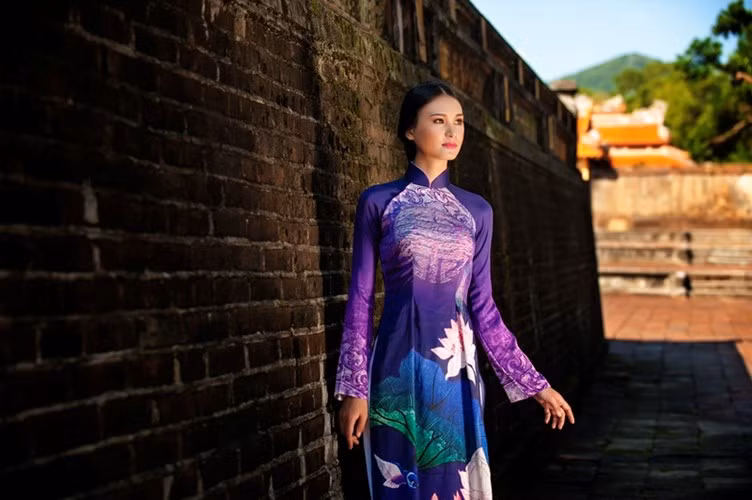 BST bắt nguồn từ cảm xúc của du khách ấn tượng vẻ đẹp Huế sau hành trình du ngoạn được NTK kể lại qua ngôn ngữ thời trang và hội họa.