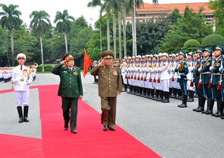 Hai Bộ trưởng duyệt đội danh dự. Hai Bộ trưởng duyệt đội danh dự.