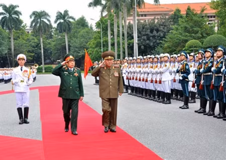 Hai Bộ trưởng duyệt đội danh dự.