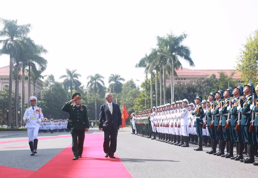 Bộ trưởng Bộ Quốc phòng Phùng Quang Thanh và Bộ trưởng Bộ Quốc phòng Gen Nakatani duyệt đội danh dự QĐND Việt Nam.