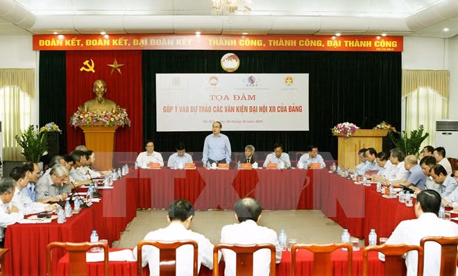 Quang cảnh một buổi tọa đàm góp ý vào Văn kiện Đại hội XII của Đảng.