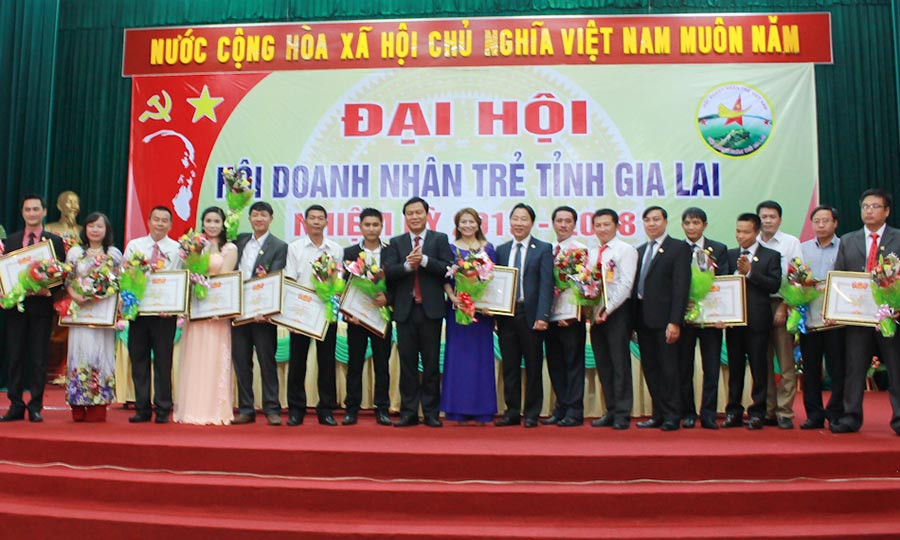 Tặng bằng khen của Ủy ban Trung ương Hội Liên hiệp Thanh niên Việt Nam cho 17 cá nhân tiêu biểu của Hội Doanh nhân trẻ tỉnh Gia Lai. Ảnh: Đỗ Hằng Tặng bằng khen của Ủy ban Trung ương Hội LHTN Việt Nam cho 17 cá nhân tiêu biểu của Hội Doanh nhân trẻ tỉnh Gia Lai. Ảnh: Đỗ Hằng