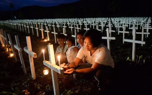 Người dân Philippines thắp nến tưởng niệm các nạn nhân bão Haiyan. (ảnh: AFP).