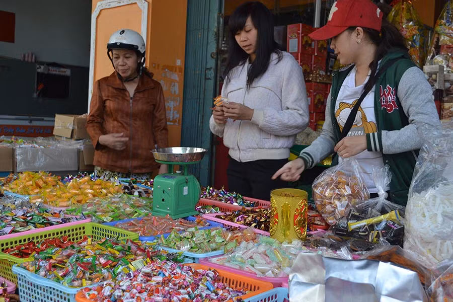  Nguyên liệu đầu vào sản xuất bánh, mứt Tết hiện vẫn giữ giá ổn định. Ảnh: Lê Lan