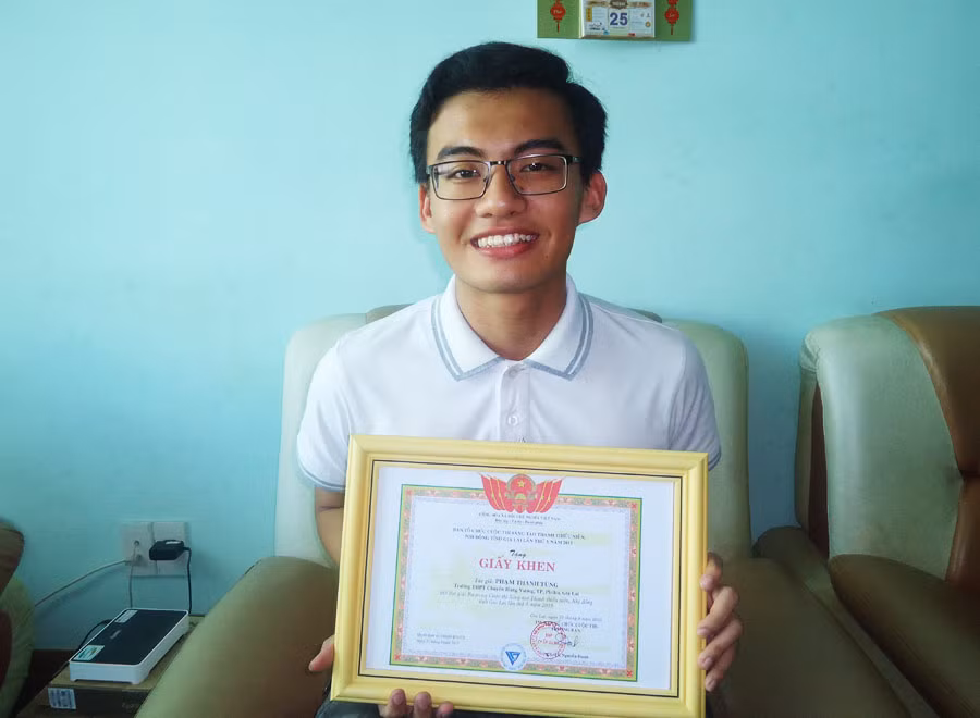  Em Phạm Thanh Tùng bên giấy khen của mình. Ảnh: Đỗ Hằng
