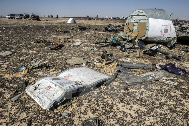 Những mảnh vỡ của máy bay A321 được tìm thấy tại Wadi el-Zolmat, vùng núi thuộc bán đảo Sinai ngày 1-11 (Nguồn: AFP/TTXVN)