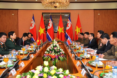 Quang cảnh hội đàm giữa hai đoàn. Quang cảnh hội đàm giữa hai đoàn.