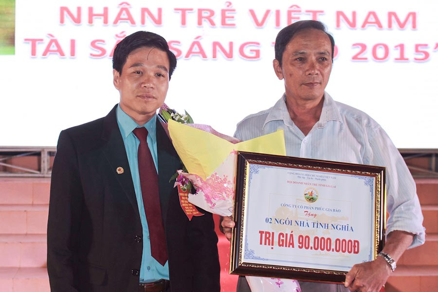 Trao 90 triệu đồng xây 2 căn nhà tình nghĩa cho Hội Cựu thanh niên xung phong tỉnh Gia Lai. Ảnh: Đỗ Hằng Trao 90 triệu đồng xây 2 căn nhà tình nghĩa cho Hội cựu TNXP tỉnh Gia Lai. Ảnh: Đỗ Hằng