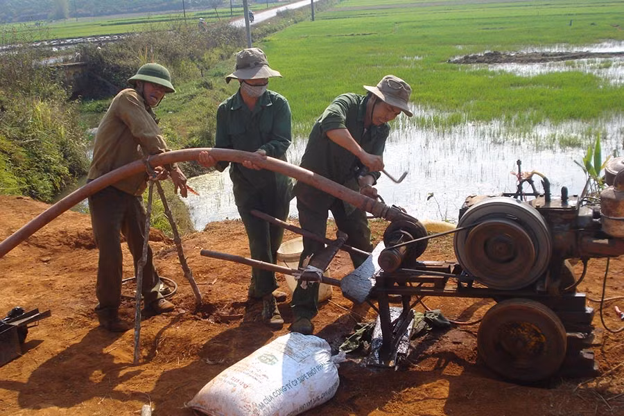 Nông dân huyện Ia Grai sử dụng bơm tưới di động tưới cà phê. Ảnh: Nguyễn Diệp