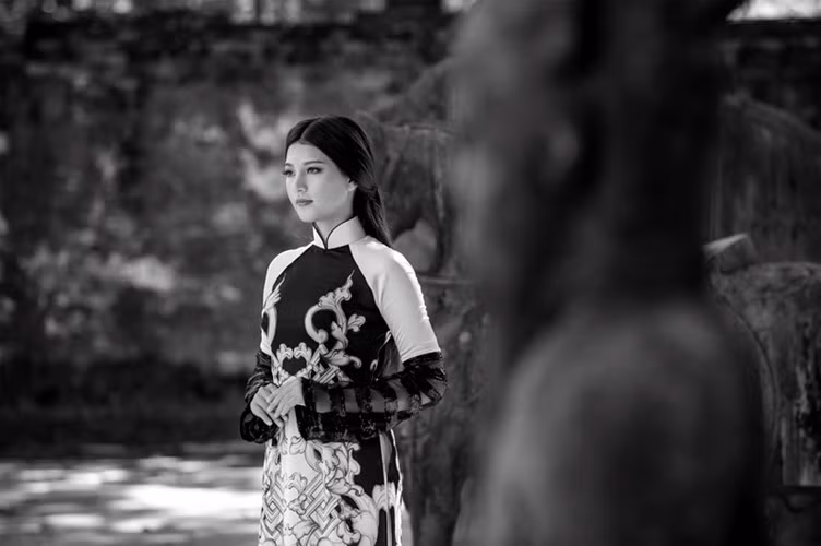 Xứ Huế với những vẻ đẹp lay động lòng người hiện hữu trong BST áo dài của NTK Viết Bảo với tên gọi Non Nước Hương Bình.