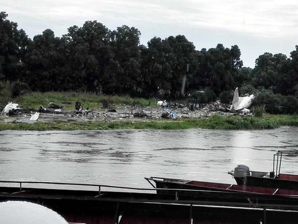 Xác máy bay gặp nạn bên bờ sông Nile, gần sân bay ở Juba.