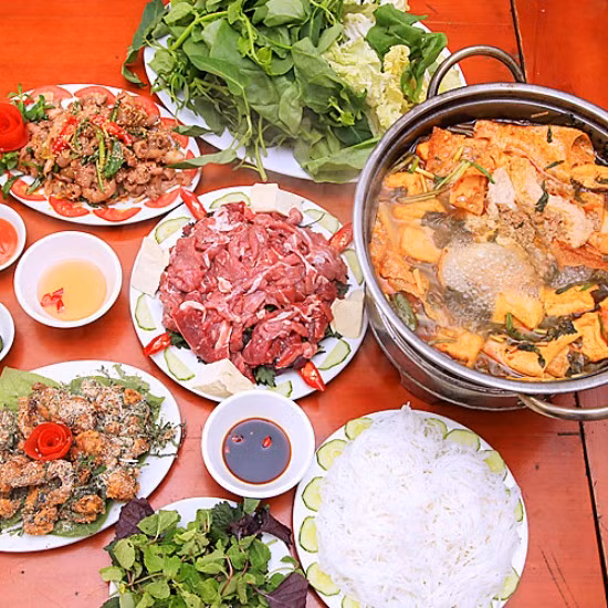 Cùng với những món khá đặc trưng như cơm lam, thịt nướng, phở khô, bò một nắng... thì nay, thịt gà đá cũng góp mặt vào sự đa dạng và phong phú của ẩm thực Gia Lai