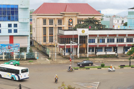 Cụm loa phát thanh đặt trước UBND phường Hoa Lư. Ảnh: Hoàng Ngọc