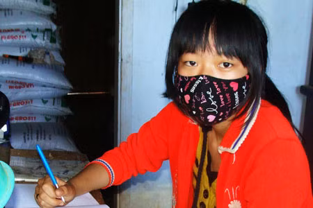 Đeo khẩu trang cả khi ngồi 1 mình học bài. Ảnh: H.T.N