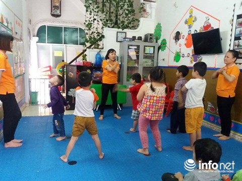 Các em học sinh lớp học Tương Lai Mới tập thể dục.