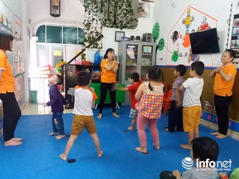 Các em học sinh lớp học Tương Lai Mới tập thể dục.