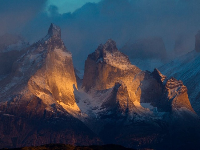 Những ngọn núi trong công viên quốc gia Torres del Paine National Park ở Chile.