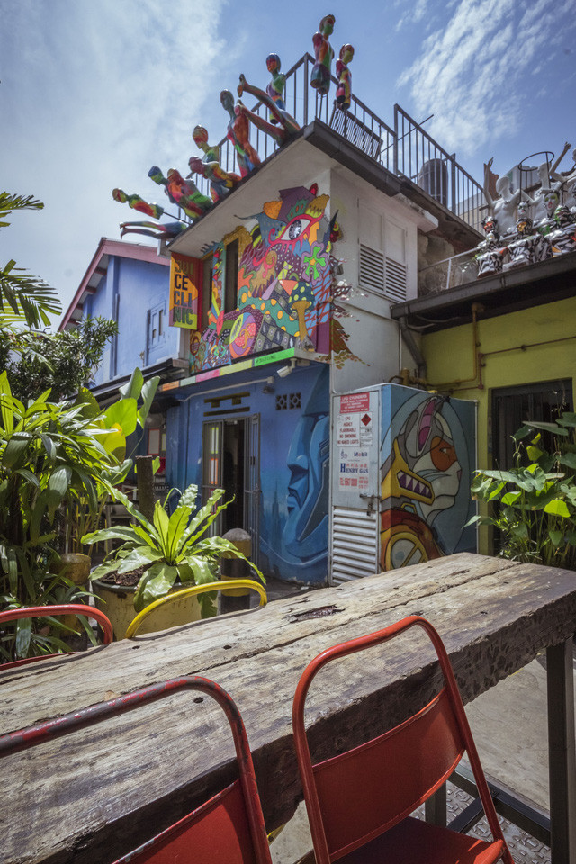  Từng hiên nhà, từng cửa hiệu đều có thể trở thành nơi lý tưởng cho du khách tạo dáng chụp hình.