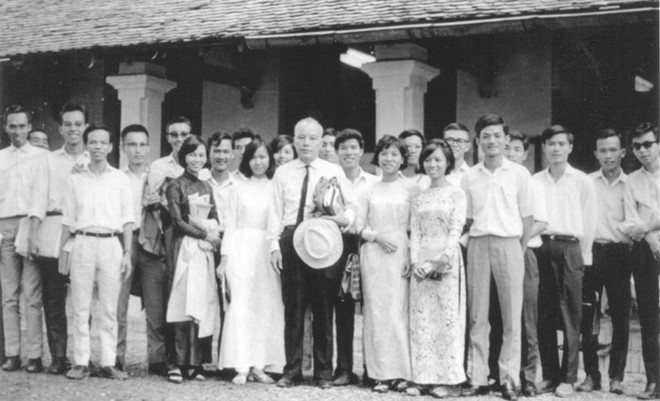 Thầy Giản Chi (giữa) cùng sinh viên Đại học Văn khoa Huế.