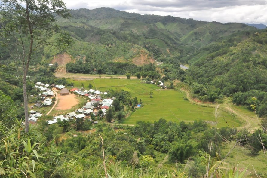 Những ngôi làng bố trí tái định cư tập trung trên những ngọn đồi bát úp ở huyện Tây Giang an toàn tuyệt đối trước lũ lụt và thách thức với sạt lở núi.