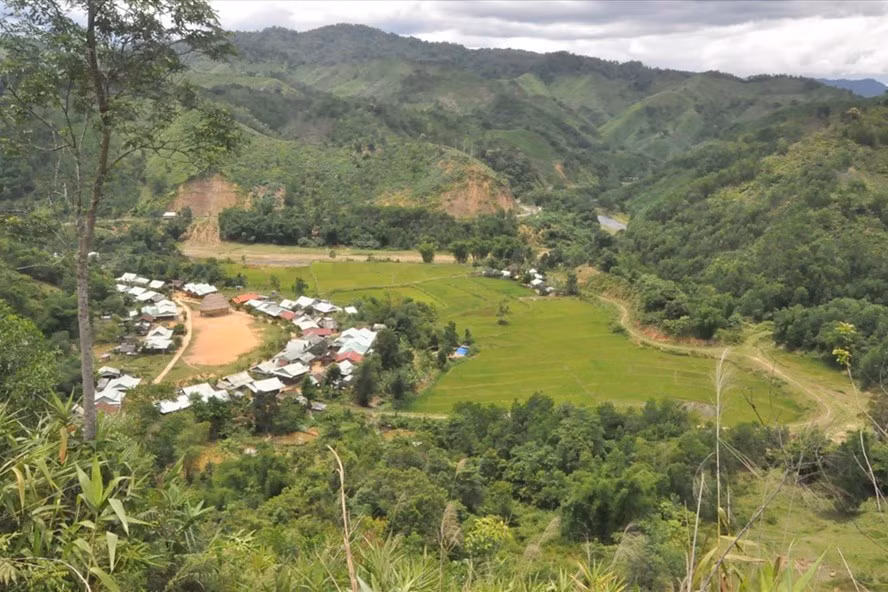 Những ngôi làng bố trí tái định cư tập trung trên những ngọn đồi bát úp ở huyện Tây Giang an toàn tuyệt đối trước lũ lụt và thách thức với sạt lở núi. Những ngôi làng bố trí tái định cư tập trung trên những ngọn đồi bát úp ở huyện Tây Giang an toàn tuyệt đối trước lũ lụt và thách thức với sạt lở núi.