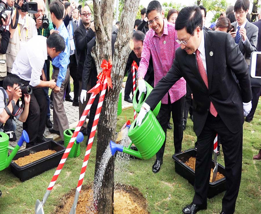 Phó Thủ tướng, Bộ trưởng Ngoại giao Phạm Bình Minh trồng cây tại Công viên APEC.