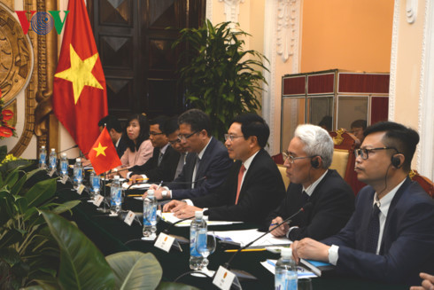 Phó Thủ tướng, Bộ trưởng Phạm Bình Minh hoan nghênh Bộ trưởng Vương Nghị sang thăm Việt Nam ngay sau Đại hội XIX.