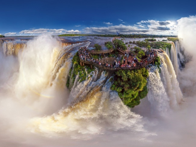  Hình ảnh ngoạn mục của thác nước Iguazu nằm giữa biên giới Brazil và Argentina.