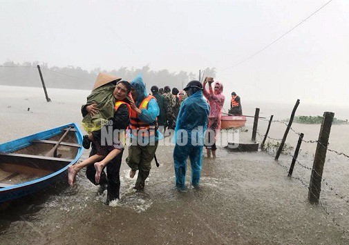 Lực lượng chức năng hỗ trợ di dời người dân ở huyện Bình Sơn đến nơi an toàn. Lực lượng chức năng hỗ trợ di dời người dân ở huyện Bình Sơn đến nơi an toàn.