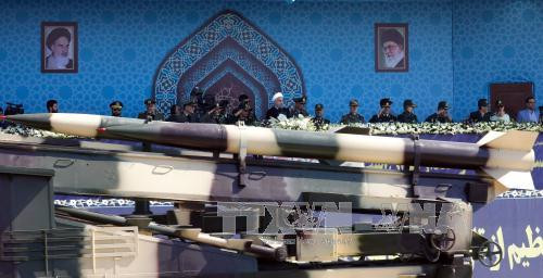 Tên lửa đạn đạo tầm trung Iran Zelzal tham gia duyệt binh tại một lễ kỷ niệm ở Tehran.