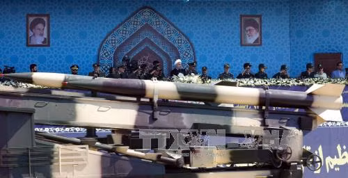 Tên lửa đạn đạo tầm trung Iran Zelzal tham gia duyệt binh tại một lễ kỷ niệm ở Tehran.