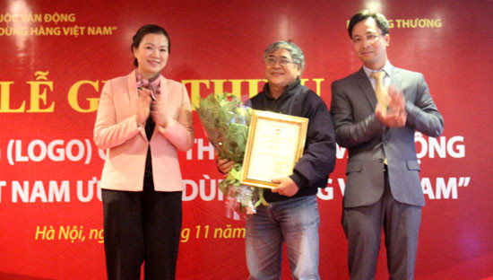 Phó Chủ tịch Ủy ban T.Ư MTTQ Việt Nam Trương Thị Ngọc Ánh và ông Trần Duy Đông - Vụ trưởng Vụ Thị trường trong nước (Bộ Công Thương) trao chứng nhận cho tác giả Nguyễn Văn Thân đoạt giải Nhất cuộc thi thiết kế logo Cuộc vận động.