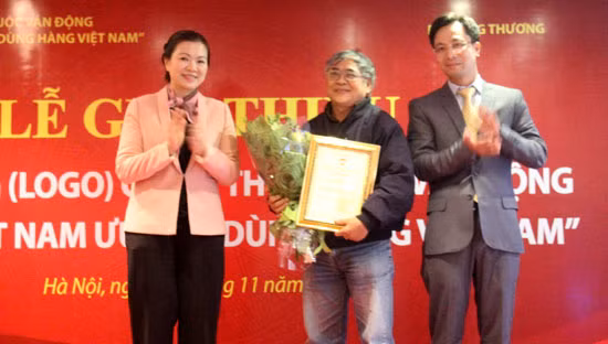 Phó Chủ tịch Ủy ban T.Ư MTTQ Việt Nam Trương Thị Ngọc Ánh và ông Trần Duy Đông - Vụ trưởng Vụ Thị trường trong nước (Bộ Công Thương) trao chứng nhận cho tác giả Nguyễn Văn Thân đoạt giải Nhất cuộc thi thiết kế logo Cuộc vận động.