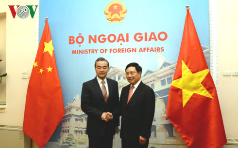  Phó Thủ tướng Chính phủ, Bộ trưởng Ngoại giao Phạm Bình Minh (bên phải) và Bộ trưởng Ngoại giao Trung Quốc Vương Nghị.