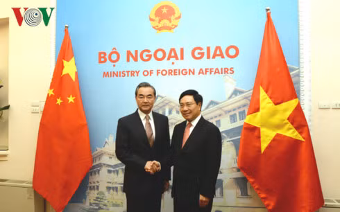  Phó Thủ tướng Chính phủ, Bộ trưởng Ngoại giao Phạm Bình Minh (bên phải) và Bộ trưởng Ngoại giao Trung Quốc Vương Nghị.