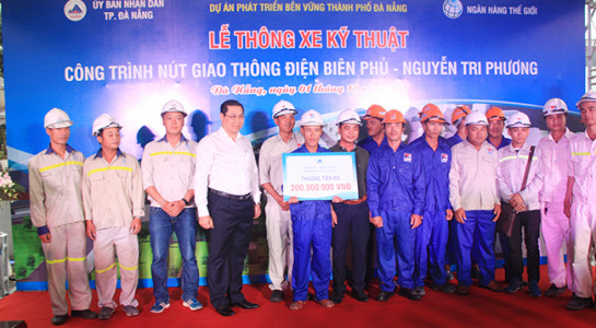 Chủ tịch Đà Nẵng thưởng nóng công nhân trong lễ thông xe.