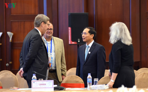 Thứ trưởng Bùi Thanh Sơn nói chuyện với đoàn Canada.
