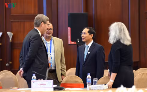 Thứ trưởng Bùi Thanh Sơn nói chuyện với đoàn Canada.