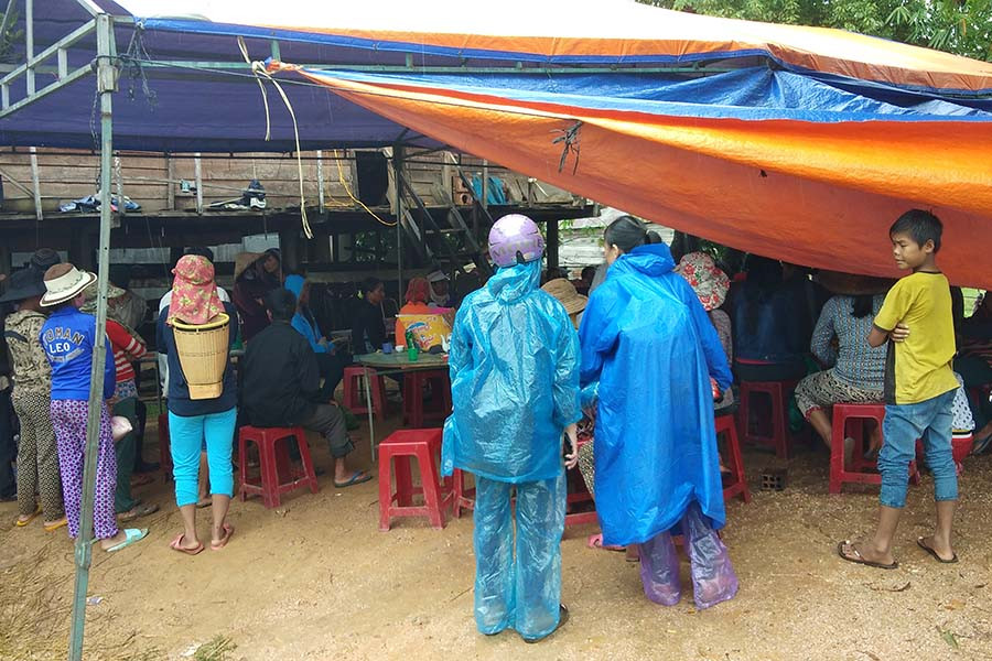 Nhiều người dân trong làng cùng đến tổ chức đám tang cho vợ chồng ông Bem. Ảnh: Nguyễn Tú