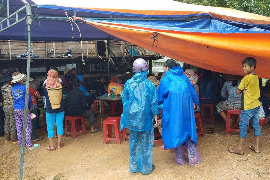 Nhiều người dân trong làng cùng đến tổ chức đám tang cho vợ chồng ông Bem. Ảnh: Nguyễn Tú