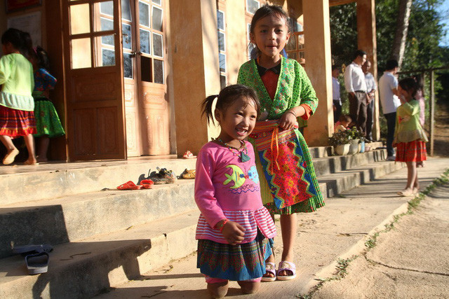 Em Thào Thị Mỷ (phải) là người bạn thân thiết cùng chơi đùa và luôn bên cạnh giúp đỡ Gống. Em Thào Thị Mỷ (phải) là người bạn thân thiết cùng chơi đùa và luôn bên cạnh giúp đỡ Gống.