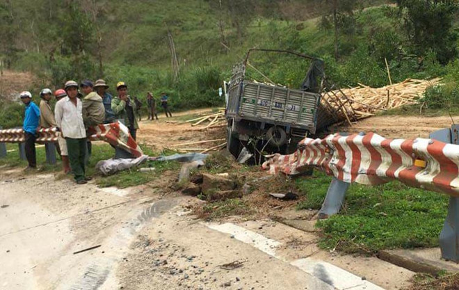 Ôtô tải đâm gãy ta luy đường sau khi va chạm với xe máy. Ôtô tải đâm gãy ta luy đường sau khi va chạm với xe máy.