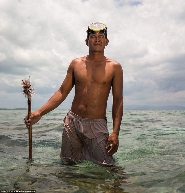 Họ săn bắt cá bằng dụng cụ thô sơ tự chế