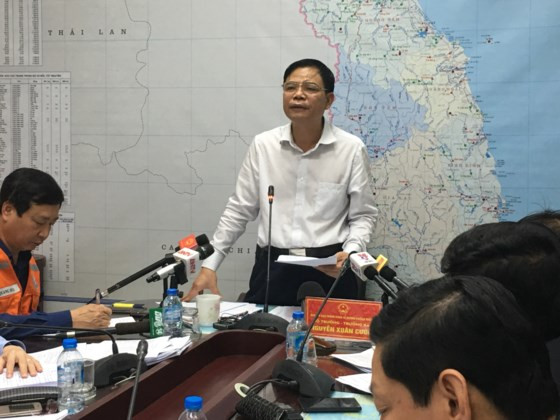 Bộ trưởng Bộ NN-PTNT Nguyễn Xuân Cường chủ trì cuộc họp khẩn chiều 5-11-2017.