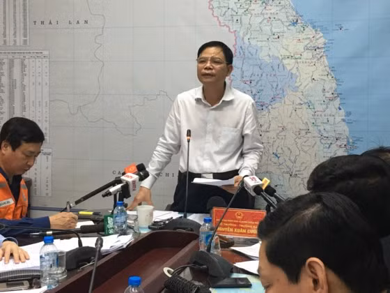 Bộ trưởng Bộ NN-PTNT Nguyễn Xuân Cường chủ trì cuộc họp khẩn chiều 5-11-2017.